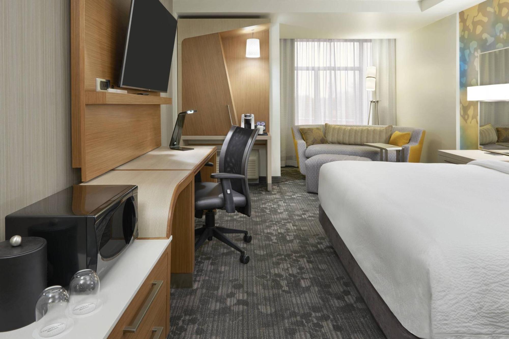 Courtyard By Marriott Oshawa Hotel Екстериор снимка