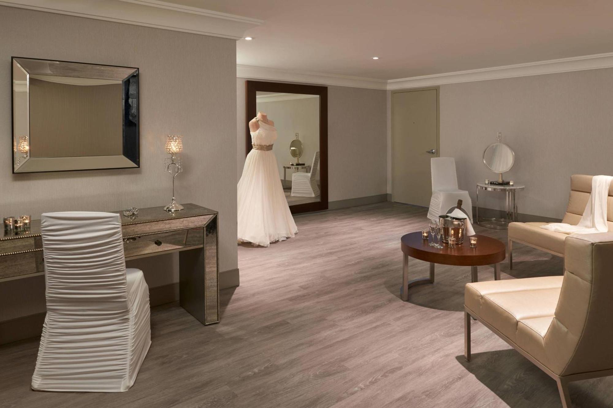 Courtyard By Marriott Oshawa Hotel Екстериор снимка