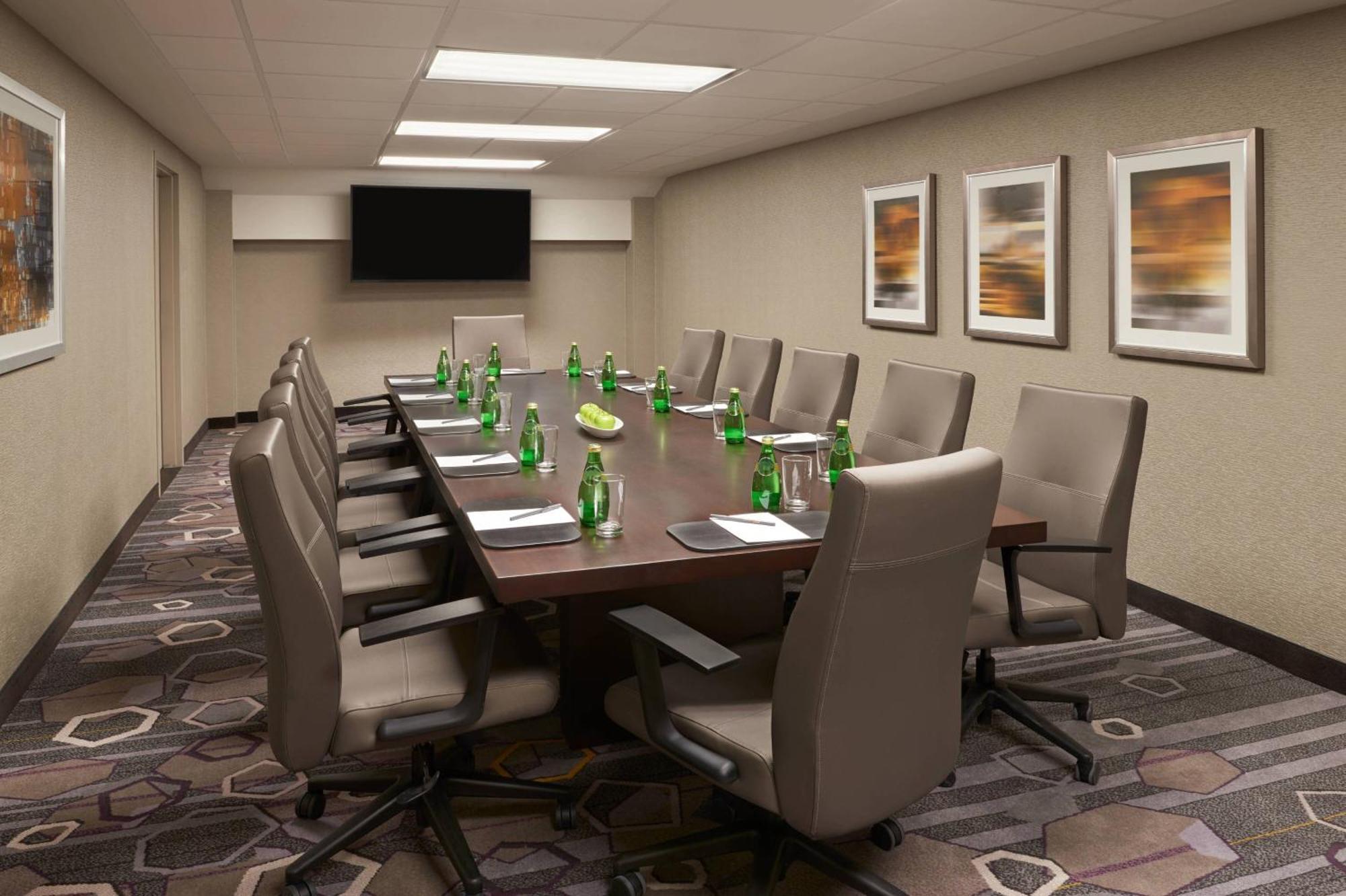 Courtyard By Marriott Oshawa Hotel Екстериор снимка
