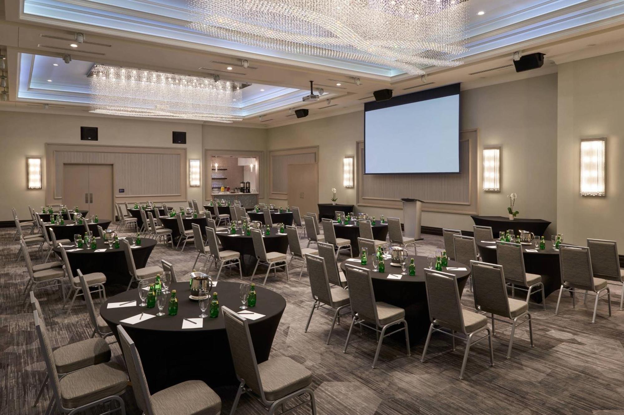 Courtyard By Marriott Oshawa Hotel Екстериор снимка