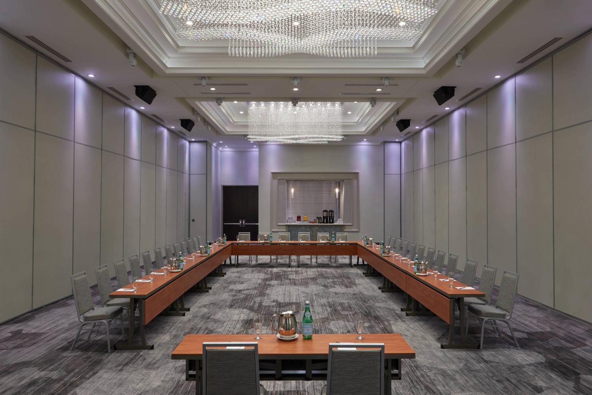 Courtyard By Marriott Oshawa Hotel Екстериор снимка