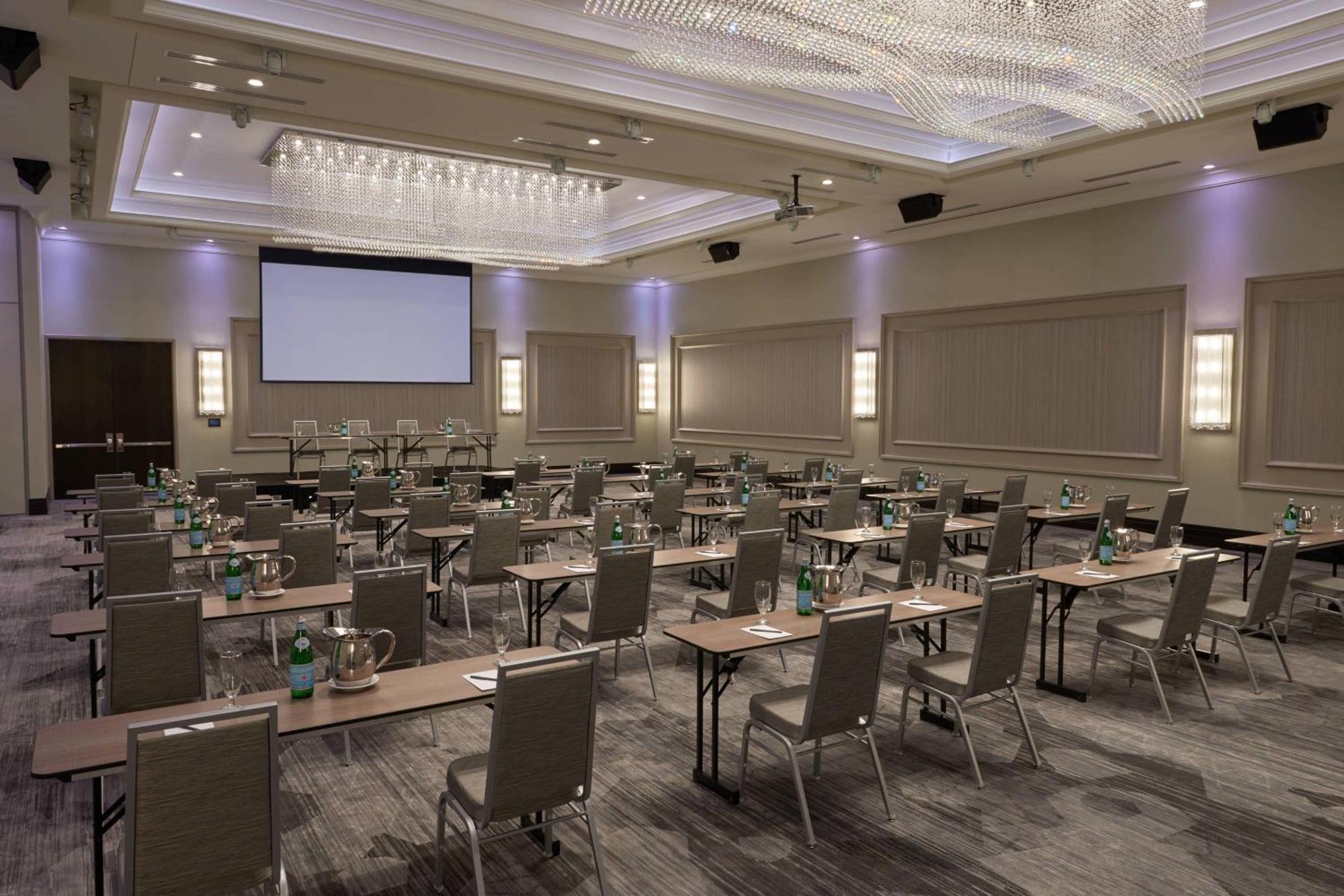 Courtyard By Marriott Oshawa Hotel Екстериор снимка