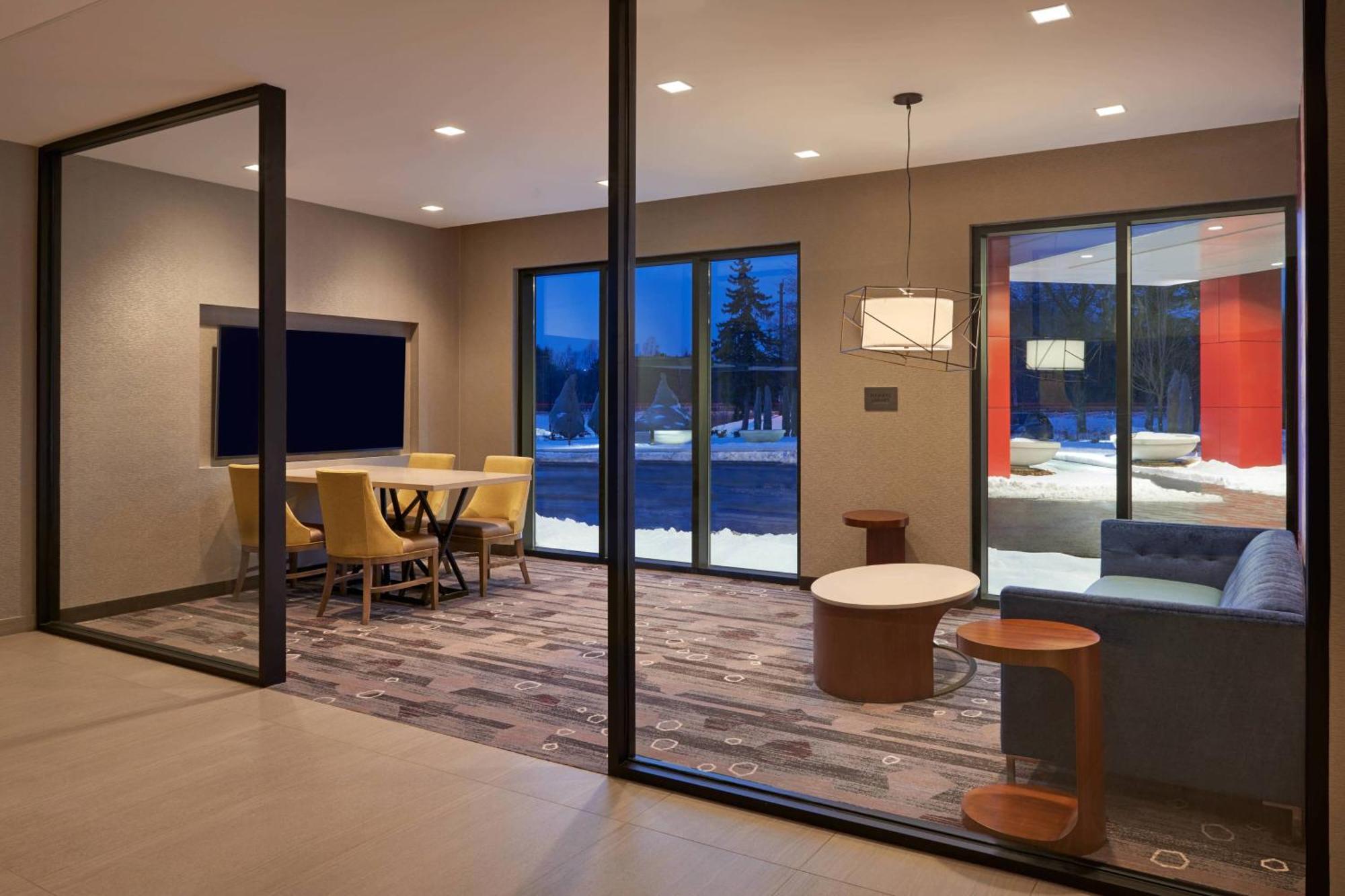 Courtyard By Marriott Oshawa Hotel Екстериор снимка